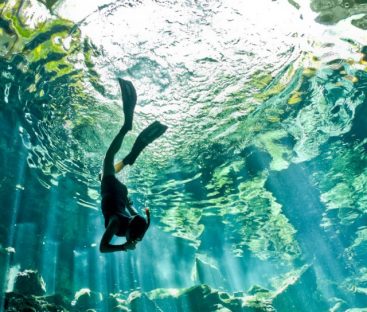 descending-in-cenote2-640x1024